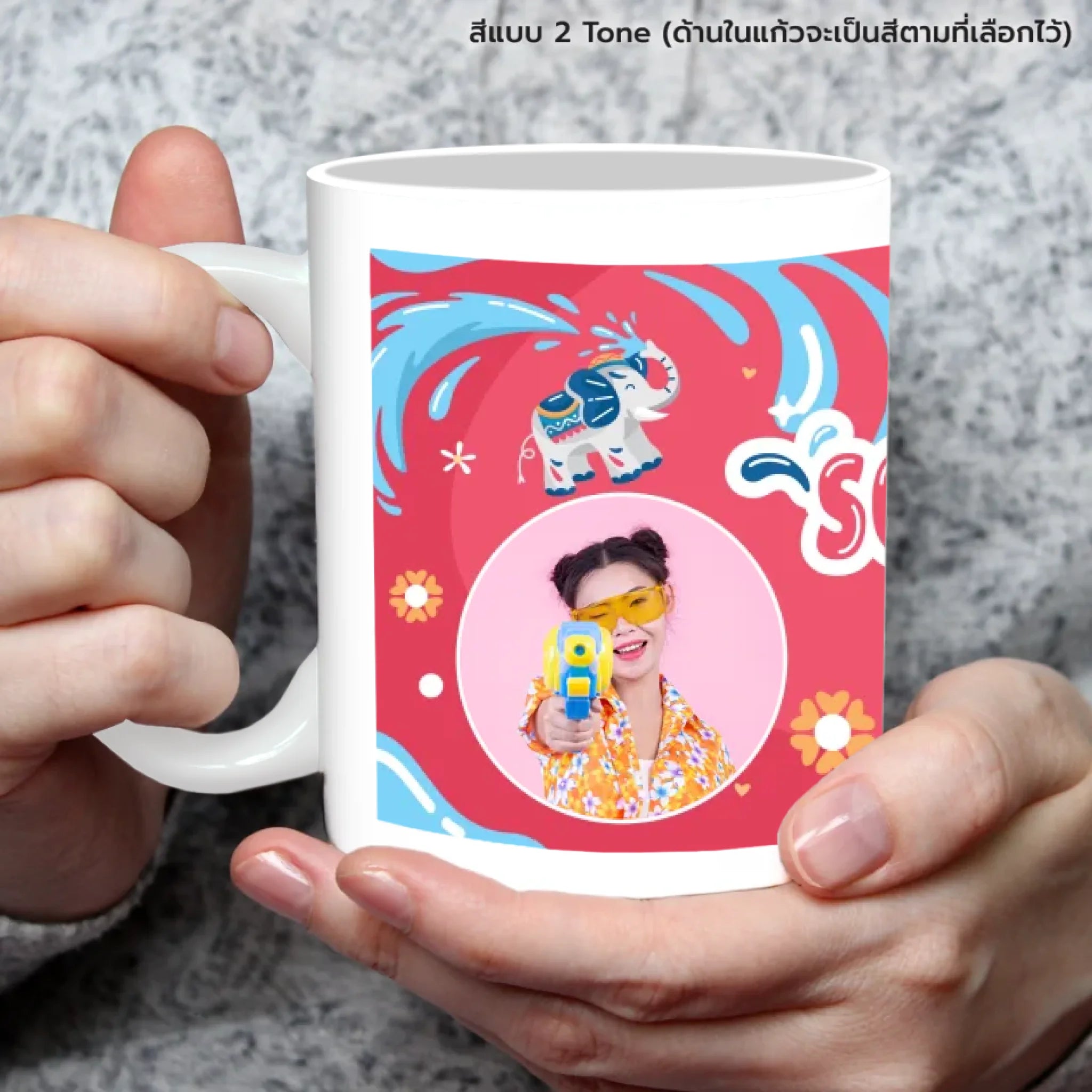 แก้วกาแฟ มีลายสกรีน ถืออยู่บนมือ
