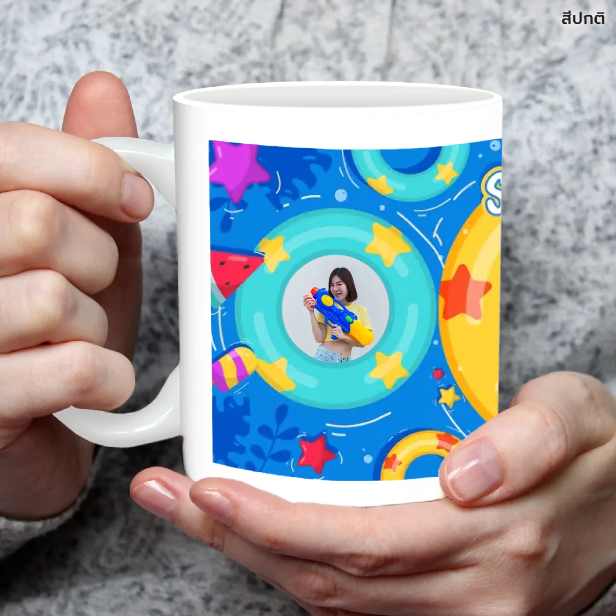 แก้วกาแฟ มีลายสกรีน ถืออยู่บนมือ