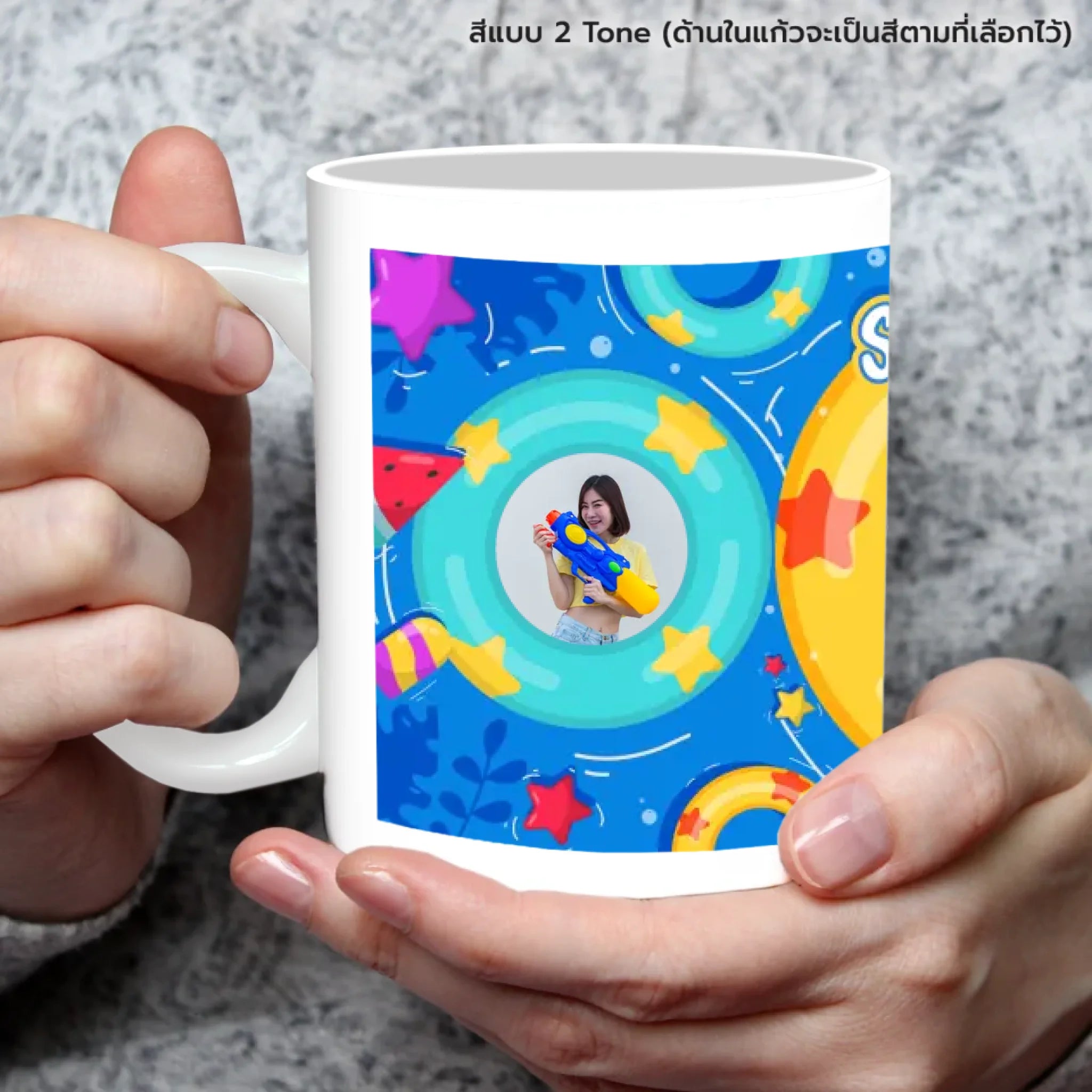 แก้วกาแฟ มีลายสกรีน ถืออยู่บนมือ