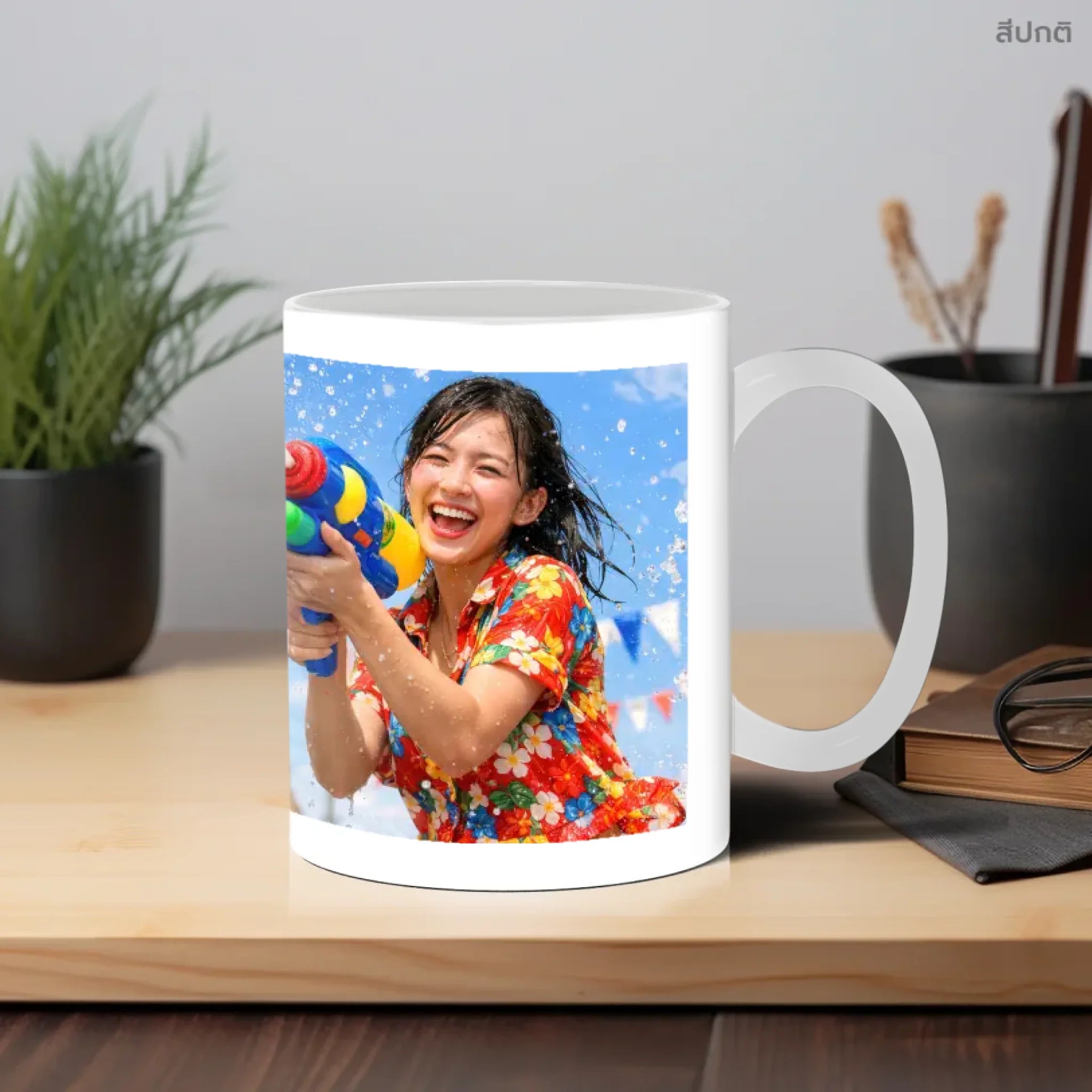 แก้วกาแฟ วางบนโต๊ะทำงาน