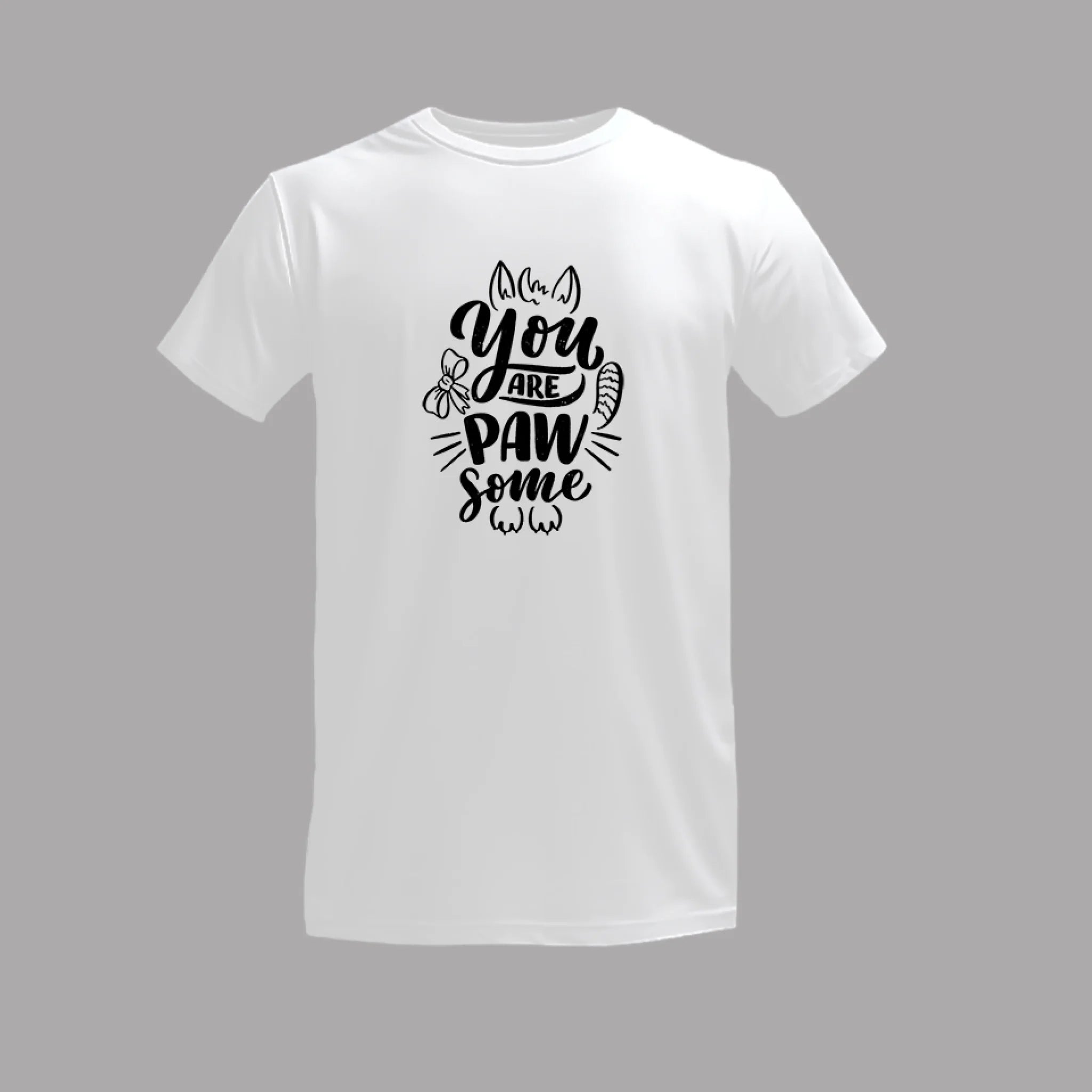 เสื้อยืดพิมพ์ลาย บนพื้นสีขาว