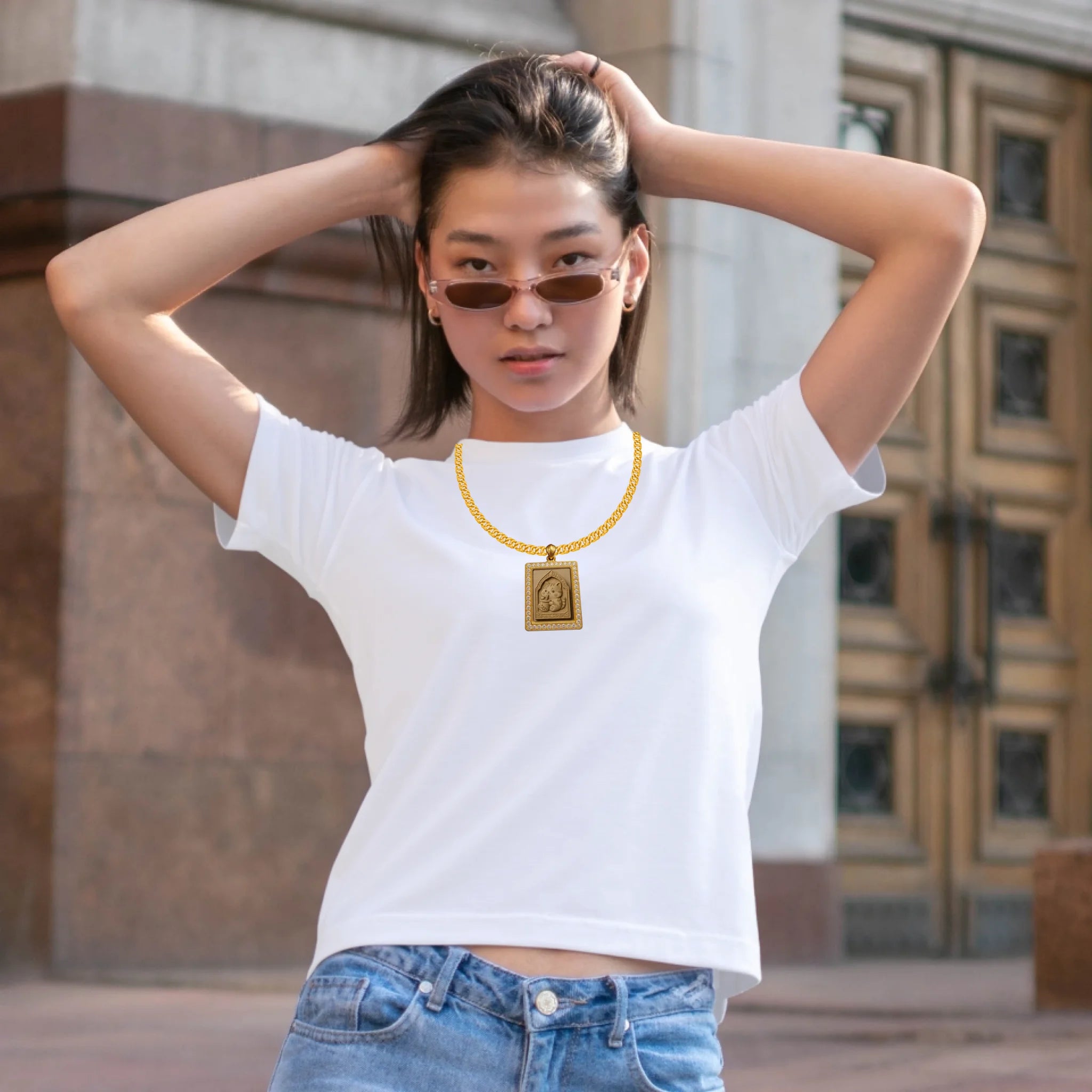 ผู้หญิงใส่เสื้อยืด ยืนบนถนน ใส่แว่นกันแดด
