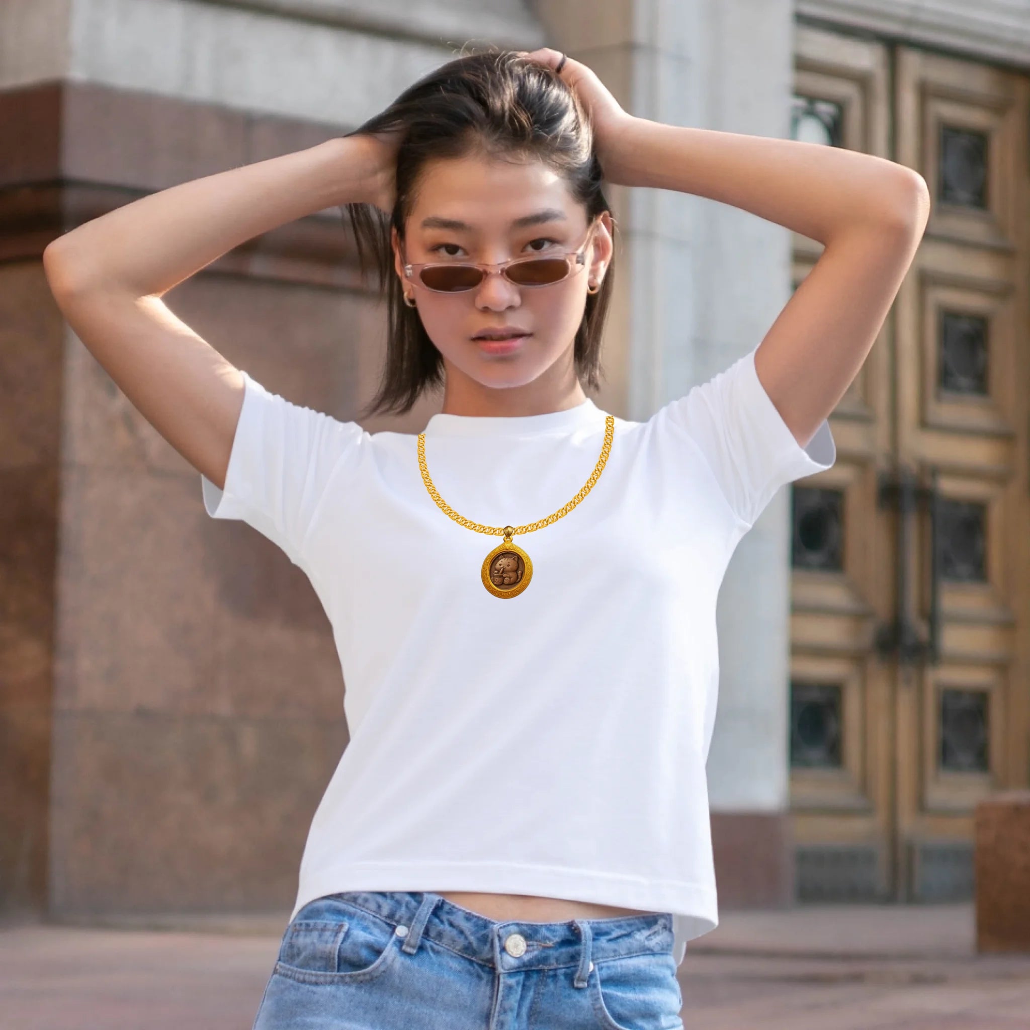 ผู้หญิงใส่เสื้อยืด ยืนบนถนน ใส่แว่นกันแดด