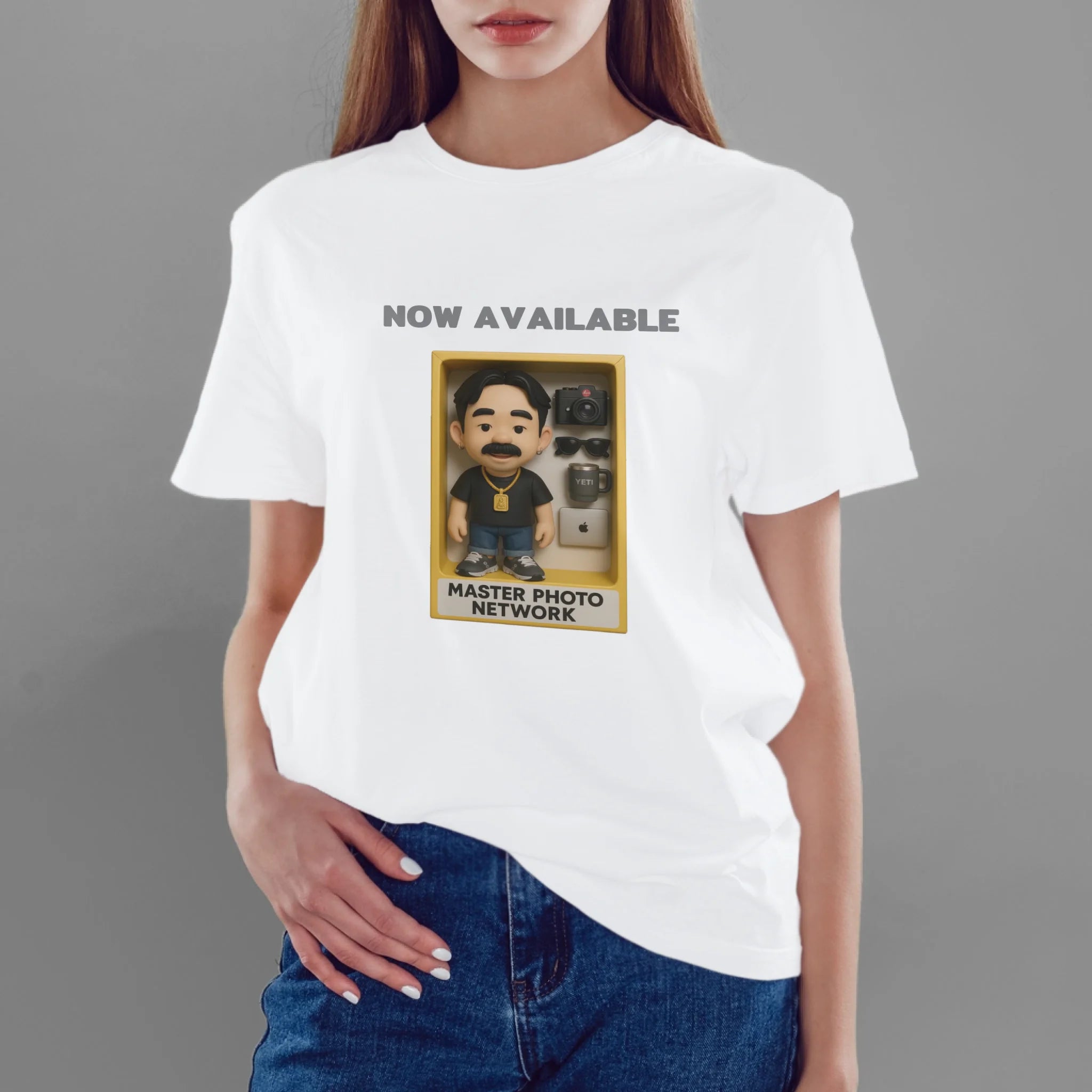 ผู้หญิงใส่เสื้อยืด กางเกงยีนส์ 