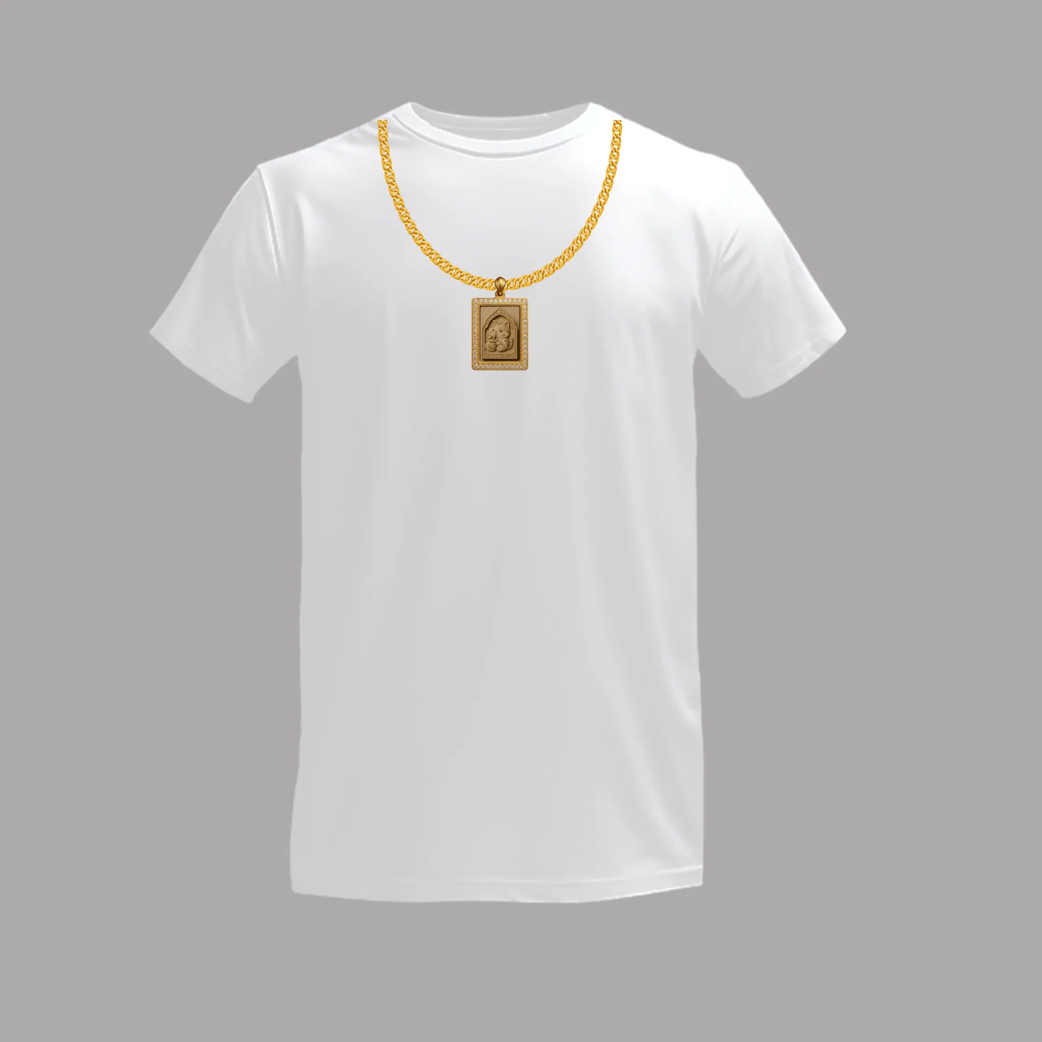 เสื้อยืดพิมพ์ลาย บนพื้นสีขาว