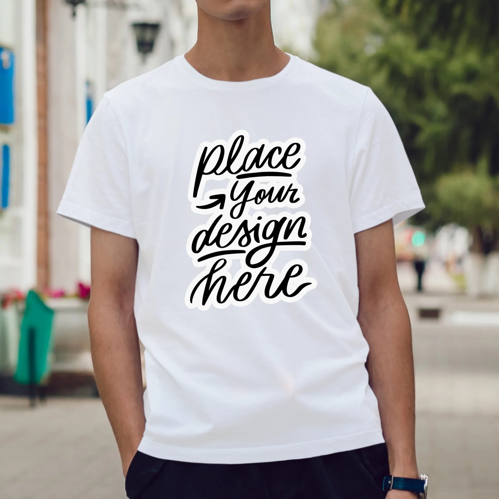 ผู้ชายใส่เสื้อยืด ยืนบนถนน