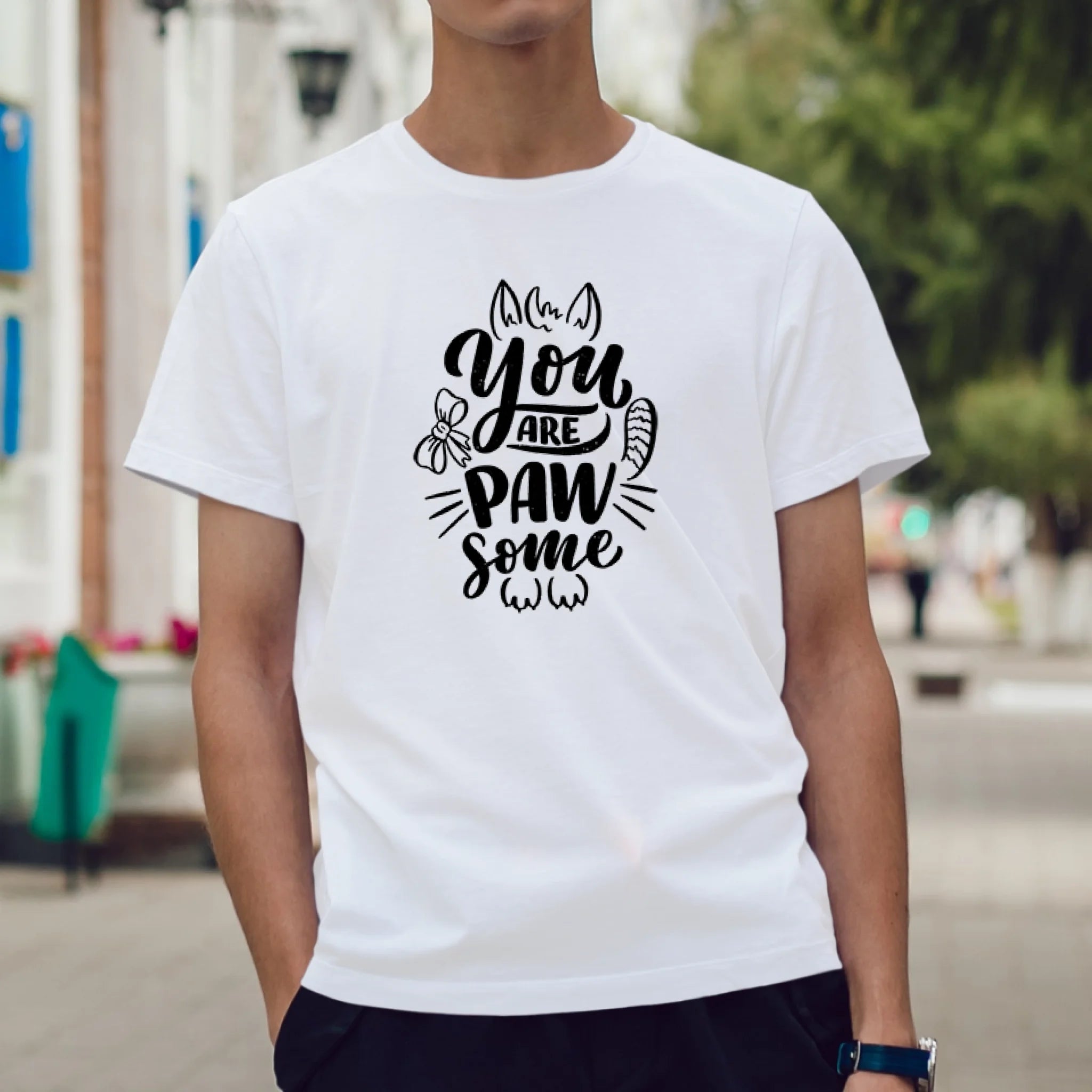 ผู้ชายใส่เสื้อยืด ยืนบนถนน