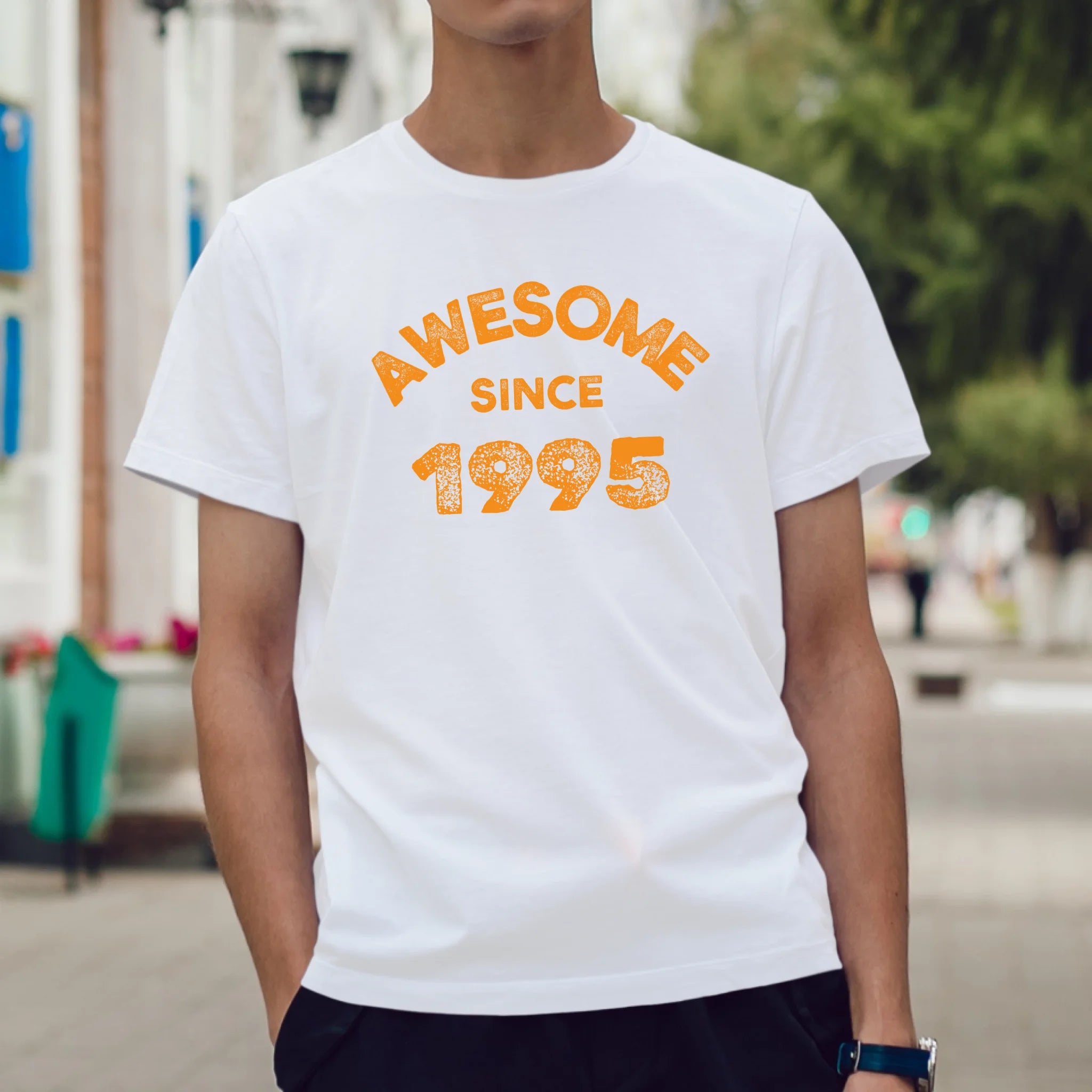ผู้ชายใส่เสื้อยืด ยืนบนถนน