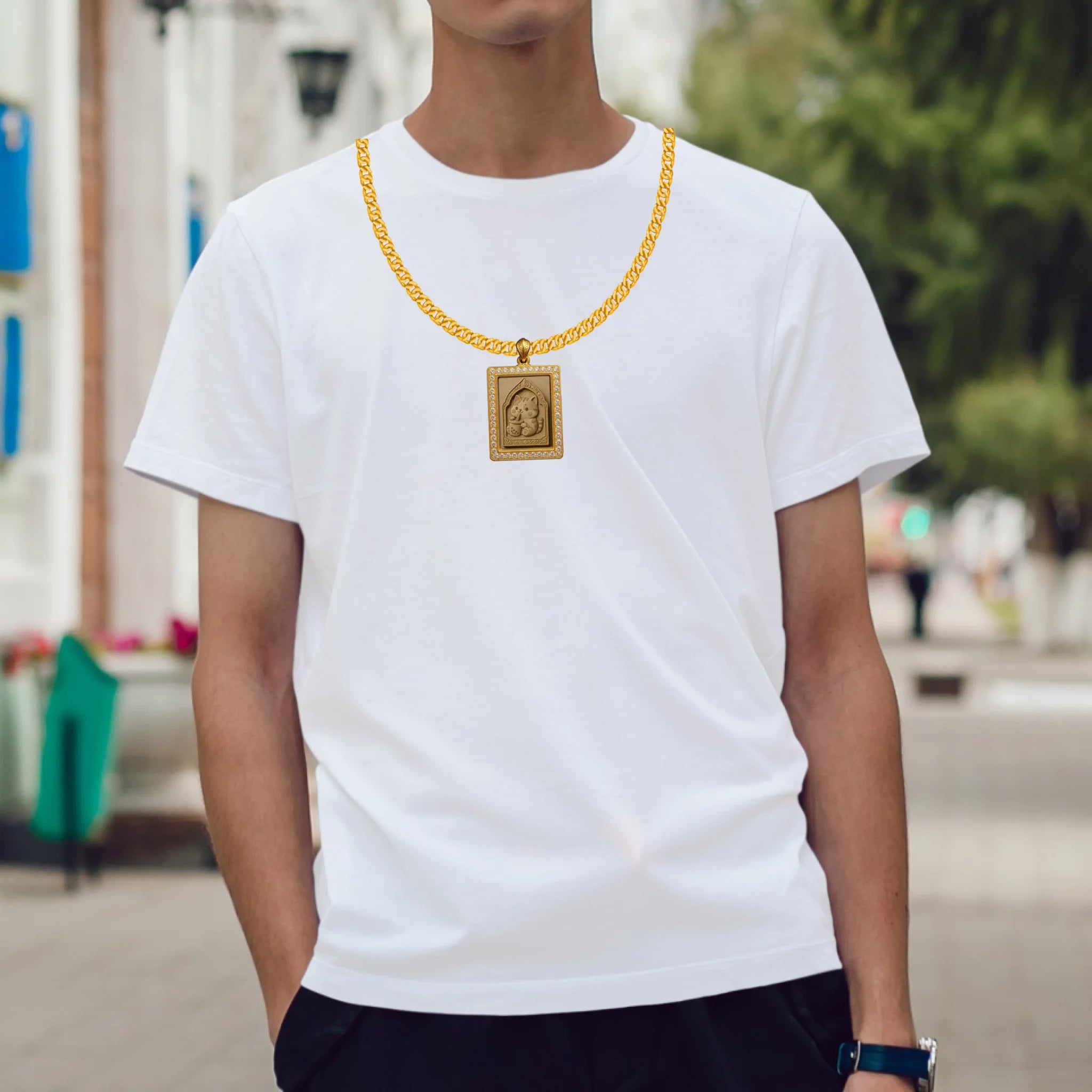 ผู้ชายใส่เสื้อยืด ยืนบนถนน