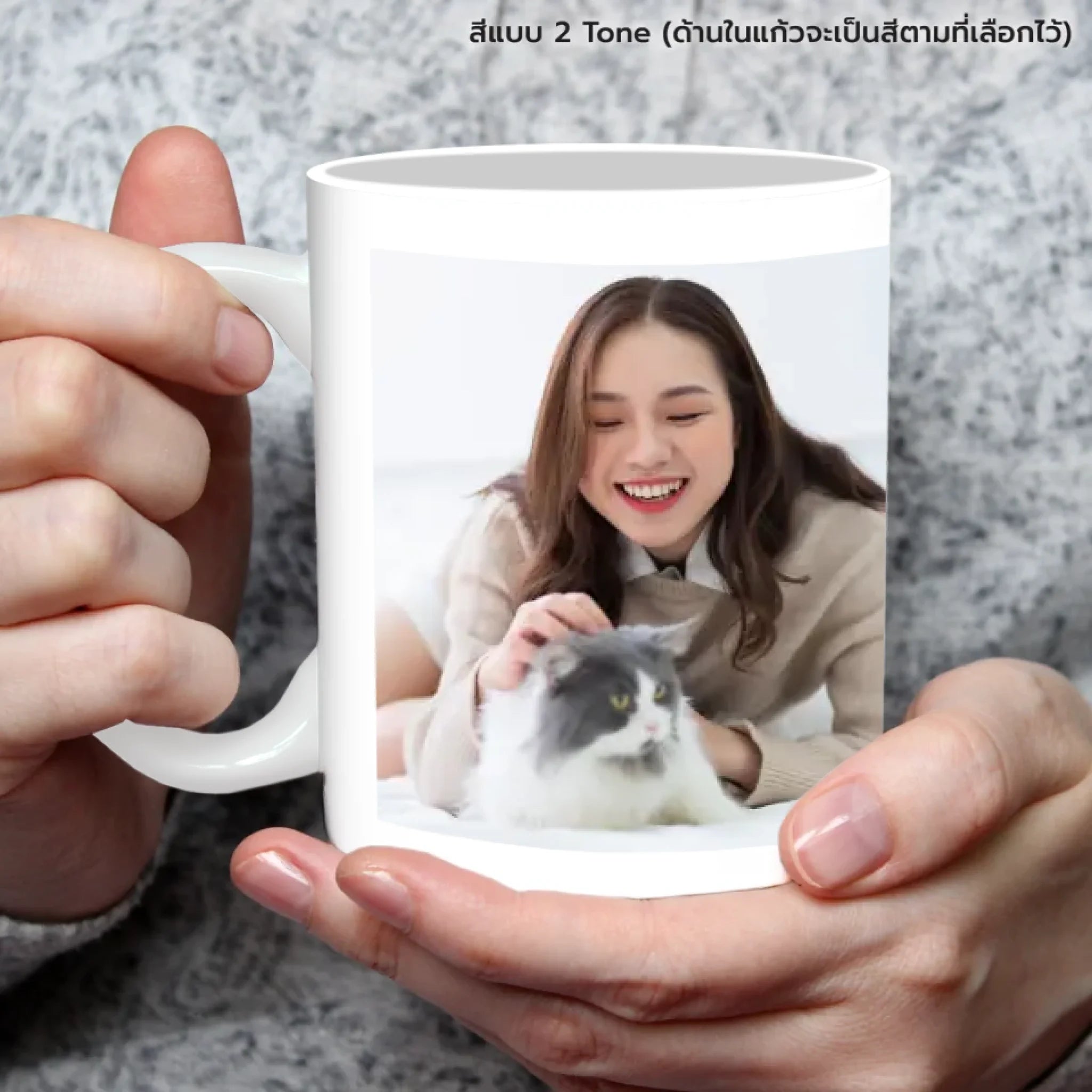 แก้วกาแฟ มีลายสกรีน ถืออยู่บนมือ
