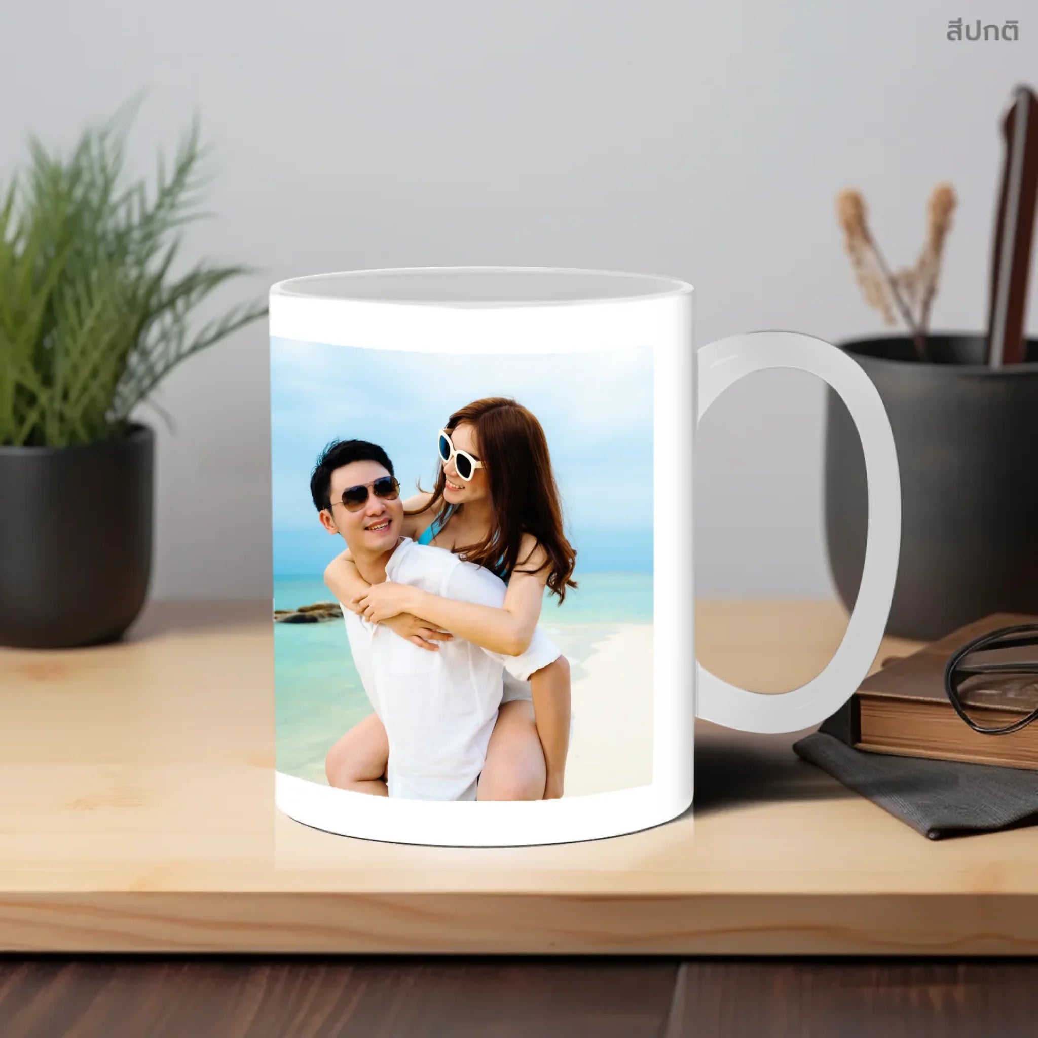 แก้วกาแฟ วางบนโต๊ะทำงาน