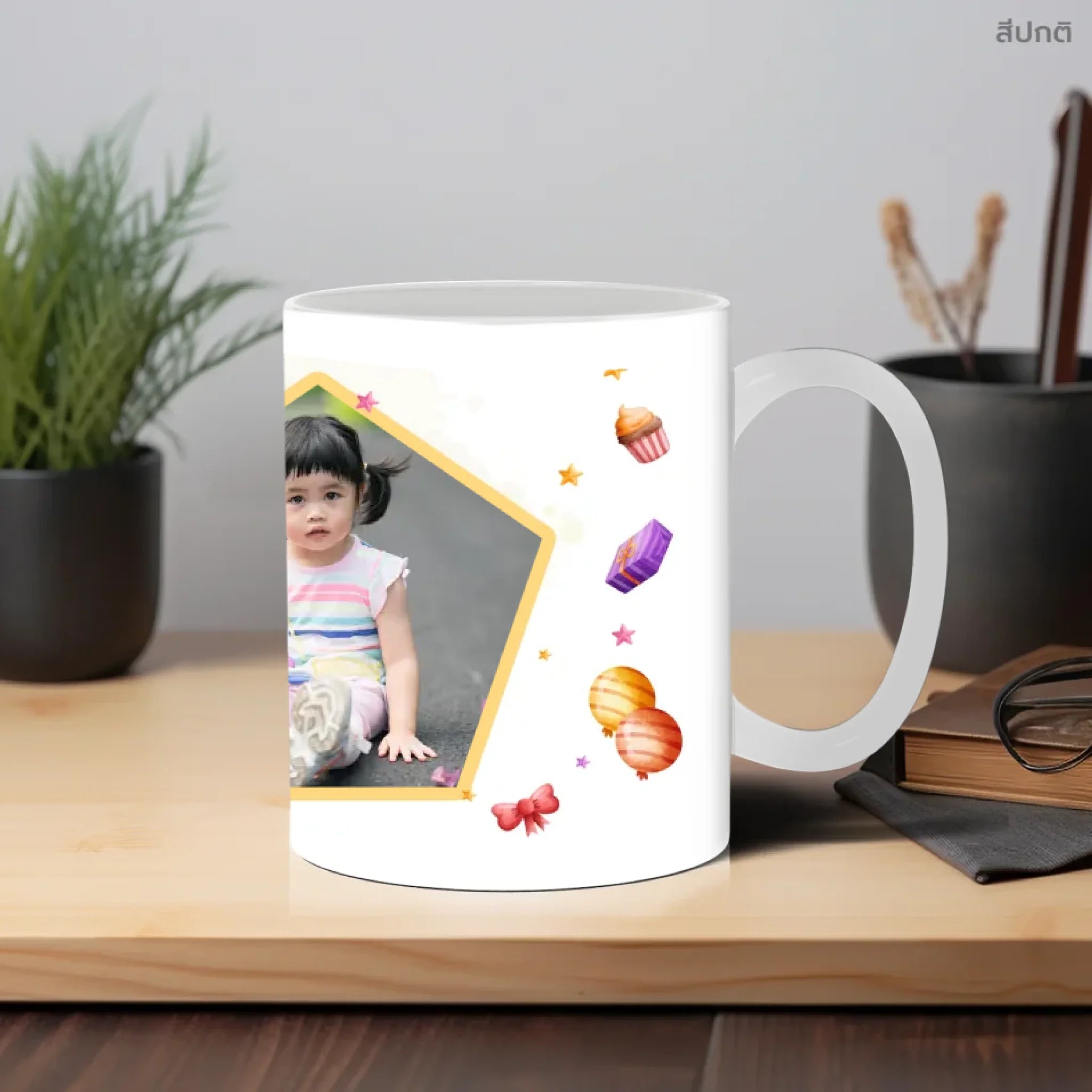 แก้วกาแฟ วางบนโต๊ะทำงาน