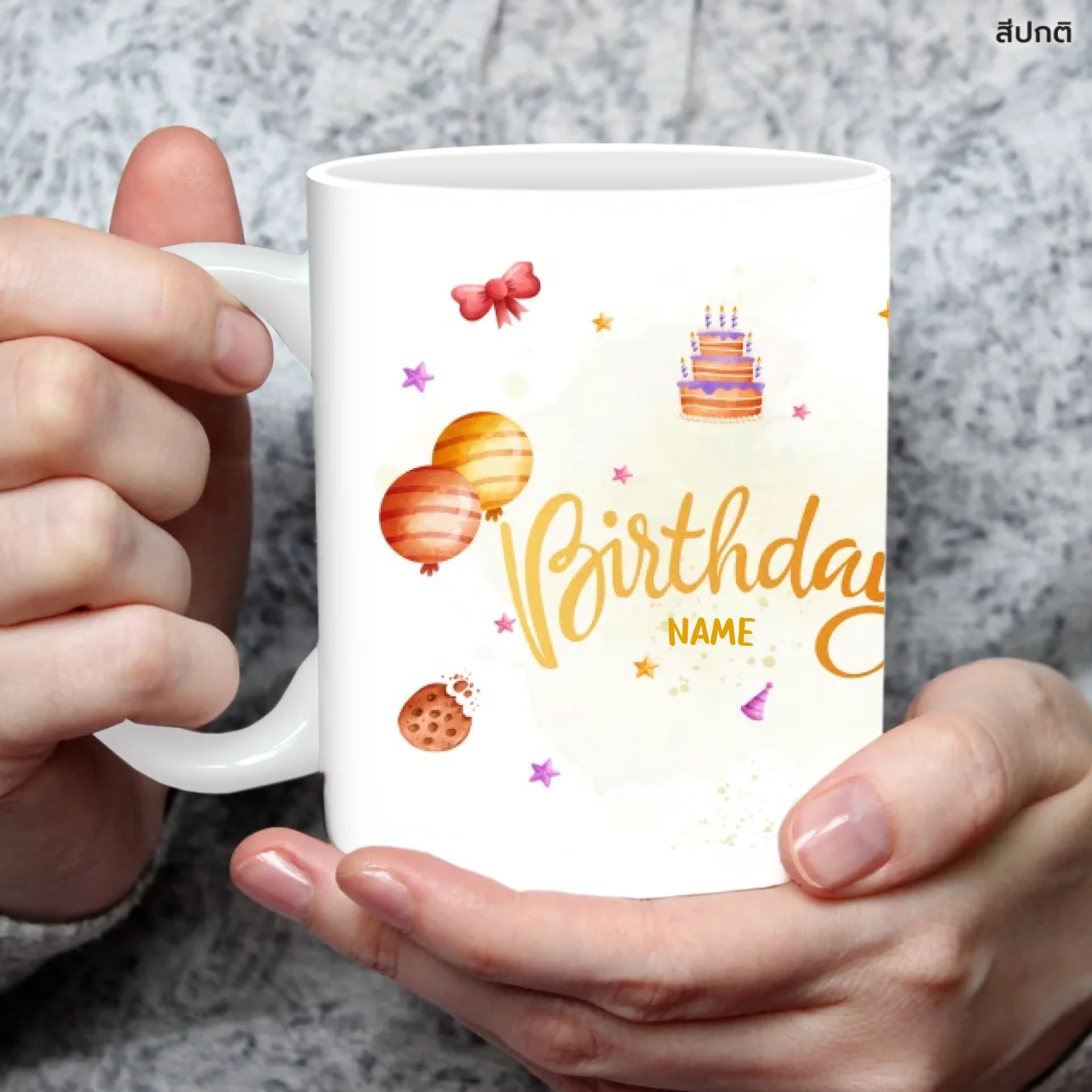 แก้วกาแฟ มีลายสกรีน ถืออยู่บนมือ