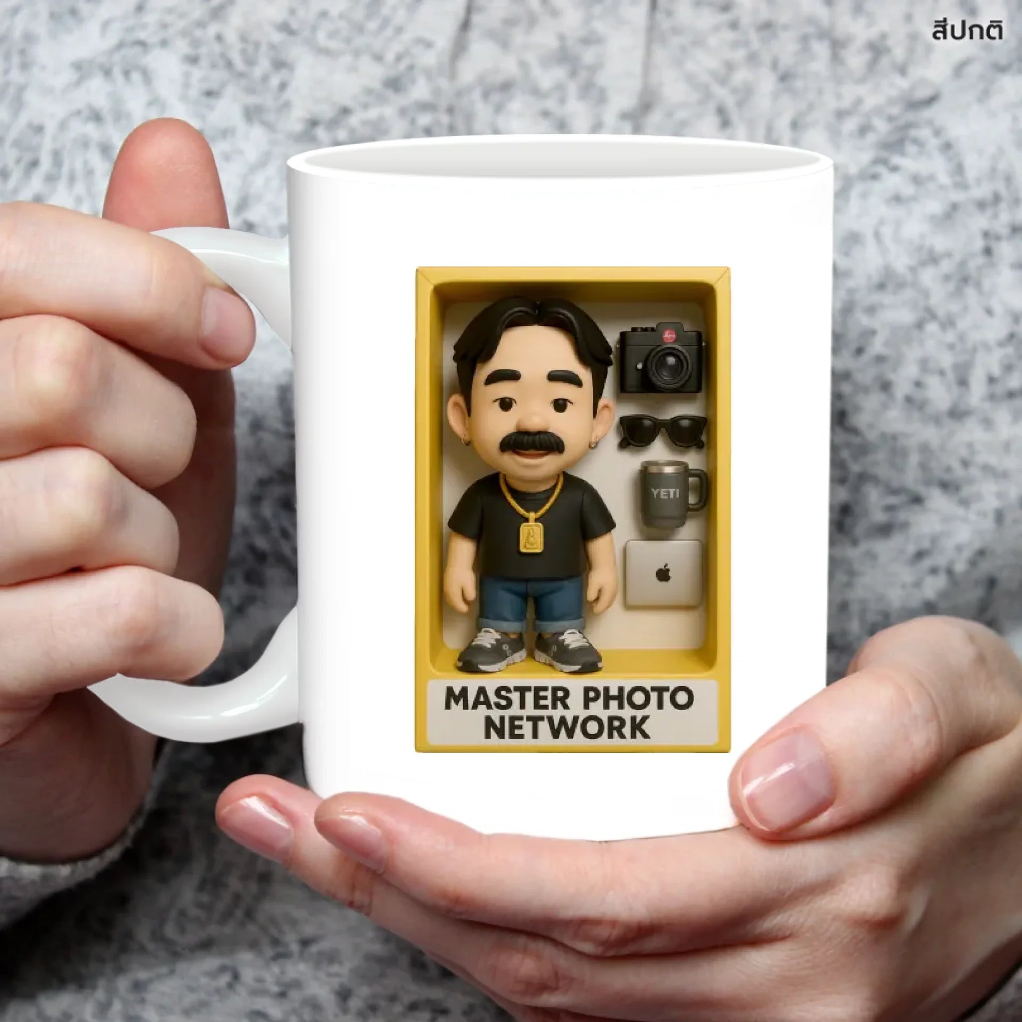 แก้วกาแฟ มีลายสกรีน ถืออยู่บนมือ