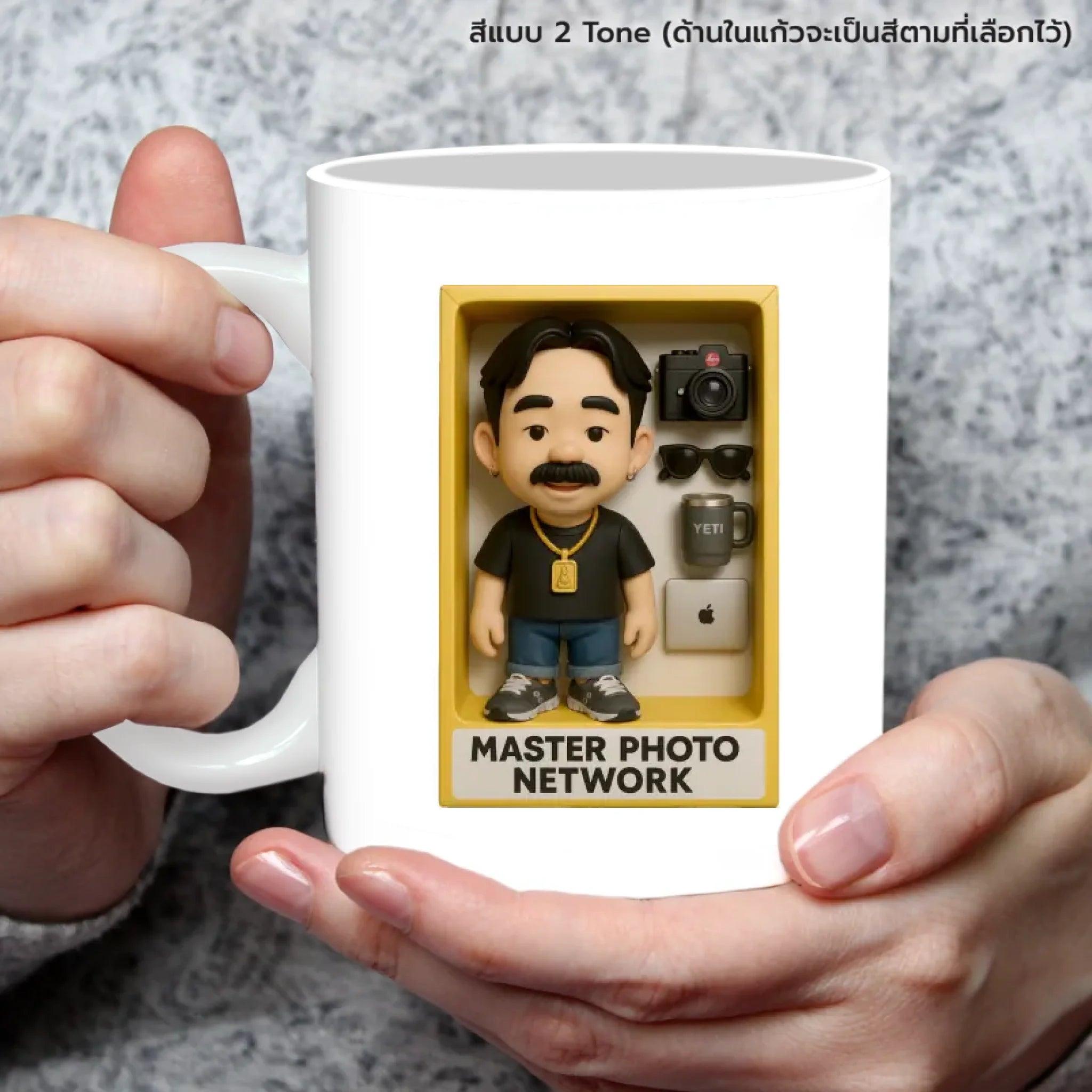 แก้วกาแฟ มีลายสกรีน ถืออยู่บนมือ