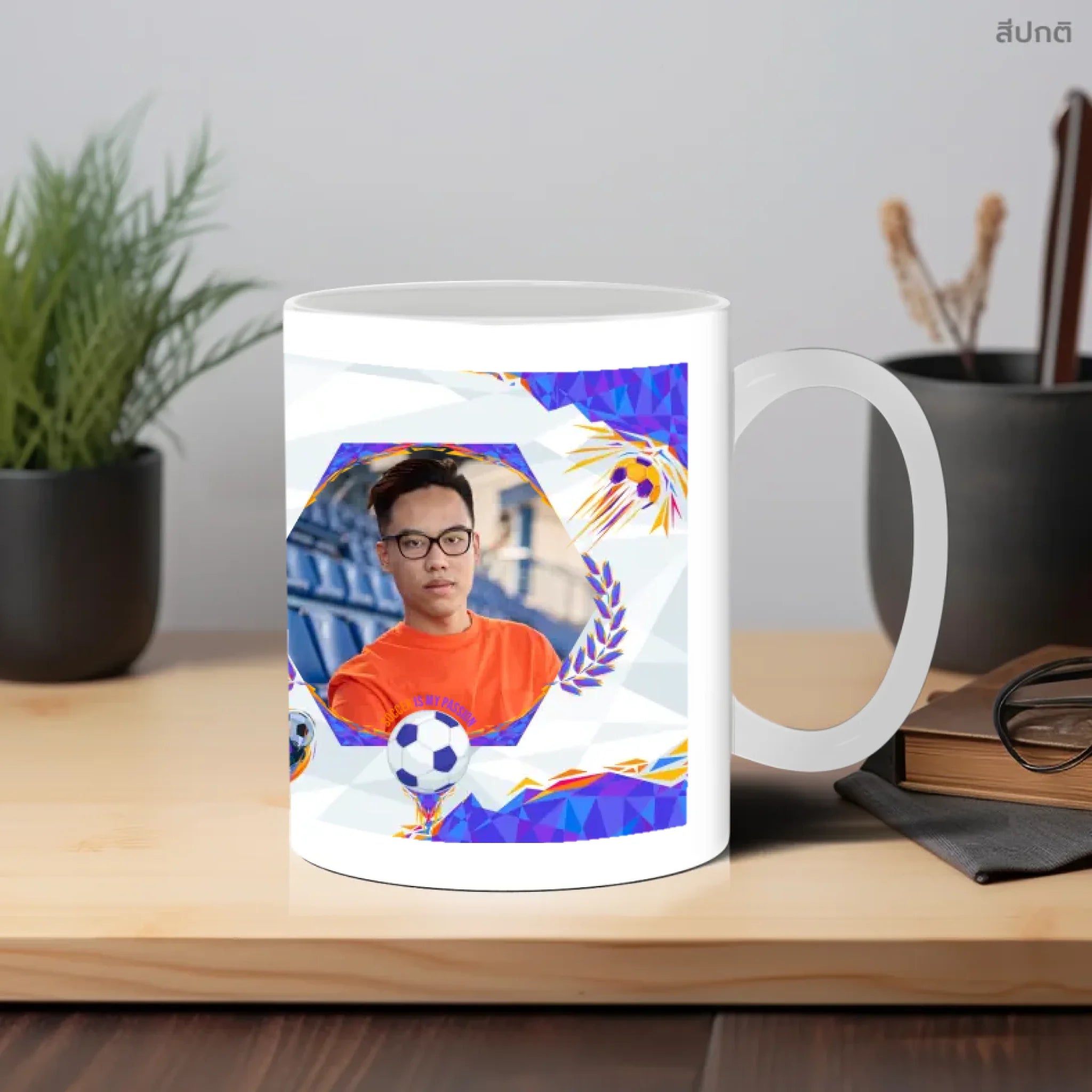 แก้วกาแฟ วางบนโต๊ะทำงาน