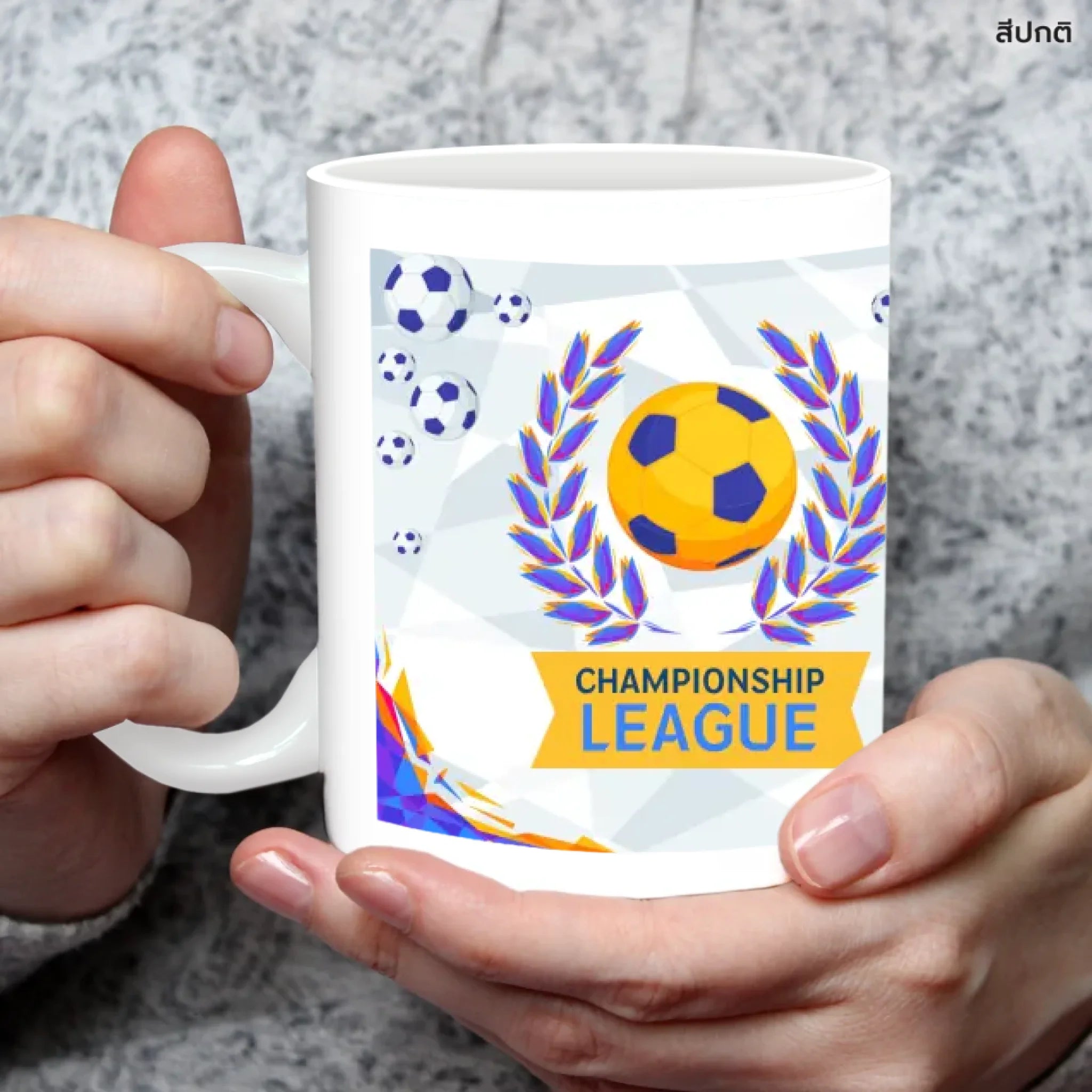 แก้วกาแฟ มีลายสกรีน ถืออยู่บนมือ
