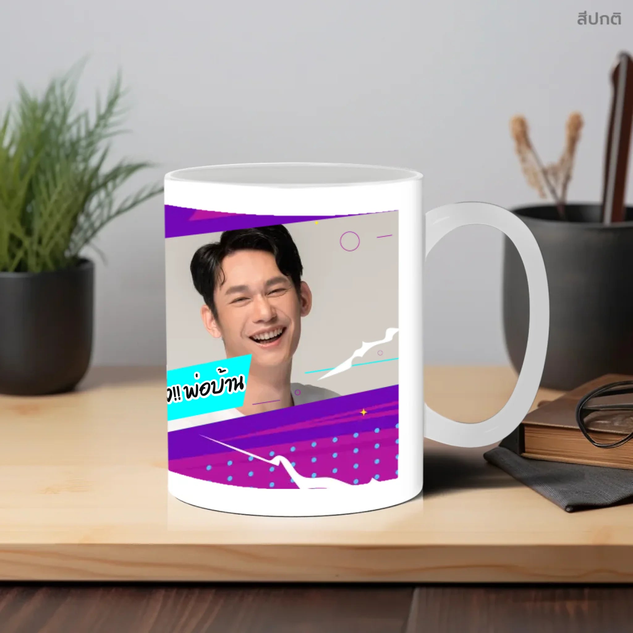 แก้วกาแฟ วางบนโต๊ะทำงาน
