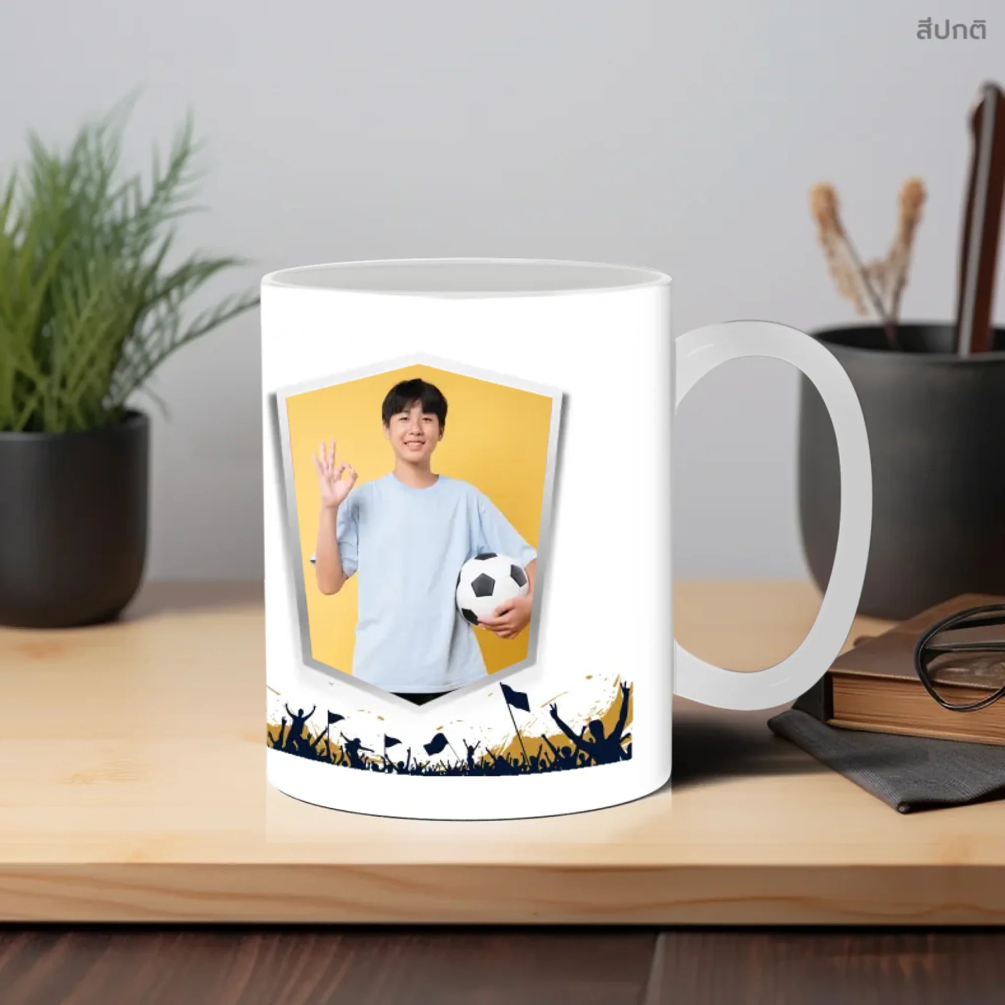 แก้วกาแฟ วางบนโต๊ะทำงาน