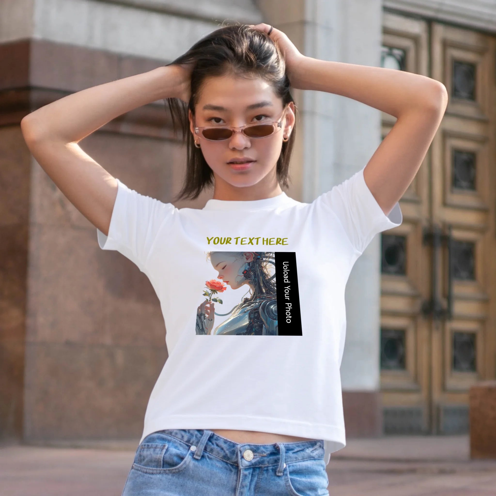 ผู้หญิงใส่เสื้อยืด ยืนบนถนน ใส่แว่นกันแดด