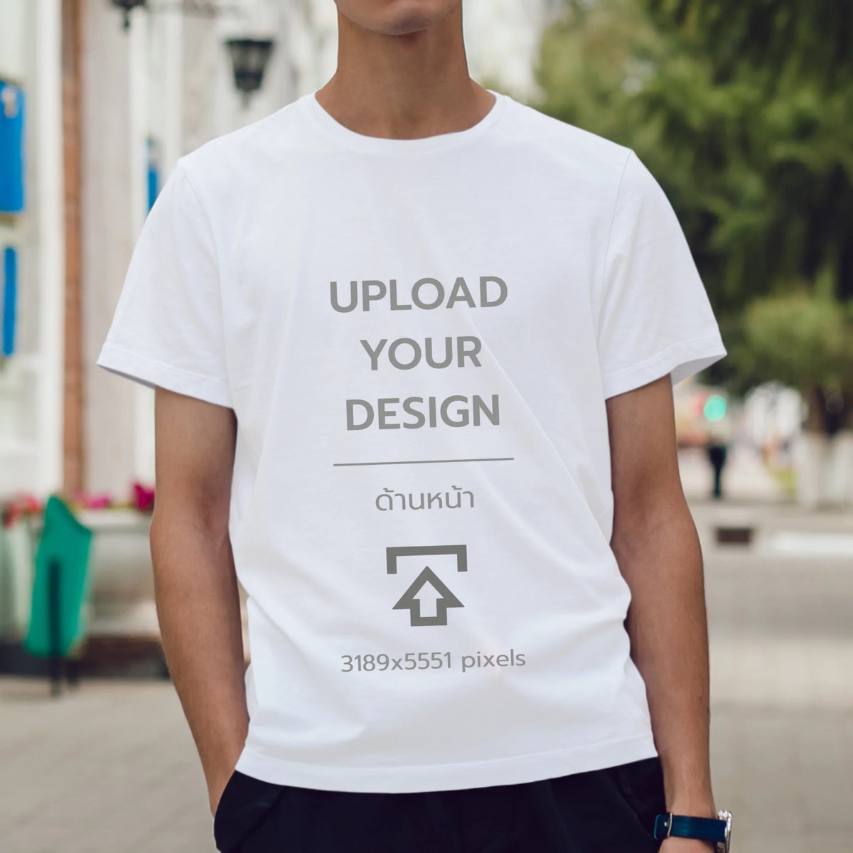 ผู้ชายใส่เสื้อยืด ยืนบนถนน
