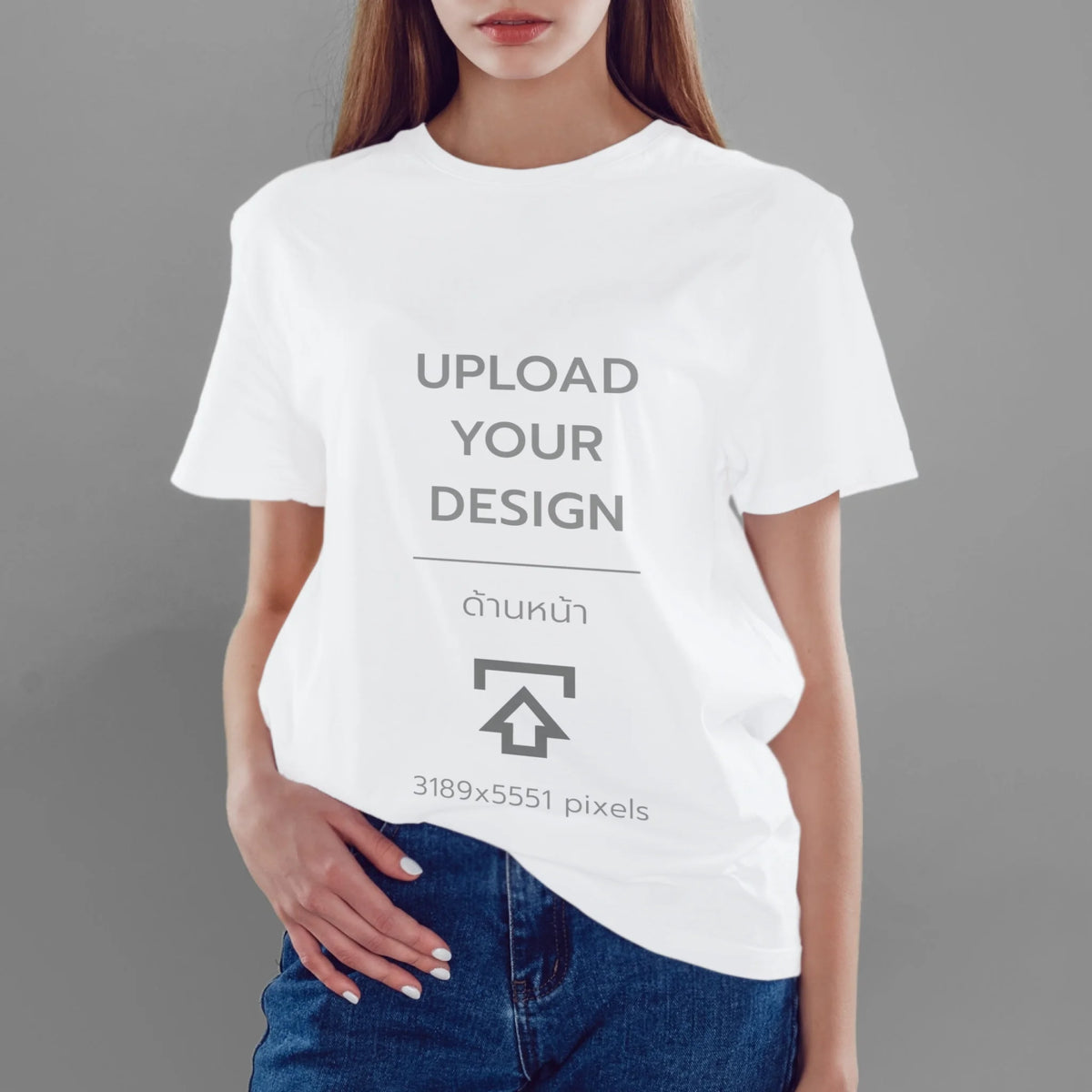 ผู้หญิงใส่เสื้อยืด กางเกงยีนส์ 